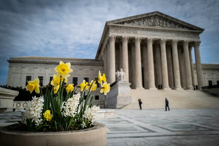 The Supreme Court of the United States outdoor photo by Phil Roeder from Des Moines, IA, USA, CC BY 2.0 , via Wikimedia Commons